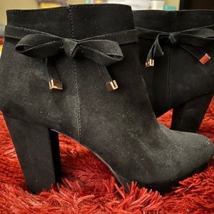 Woman’s black bootie, size 9.5
